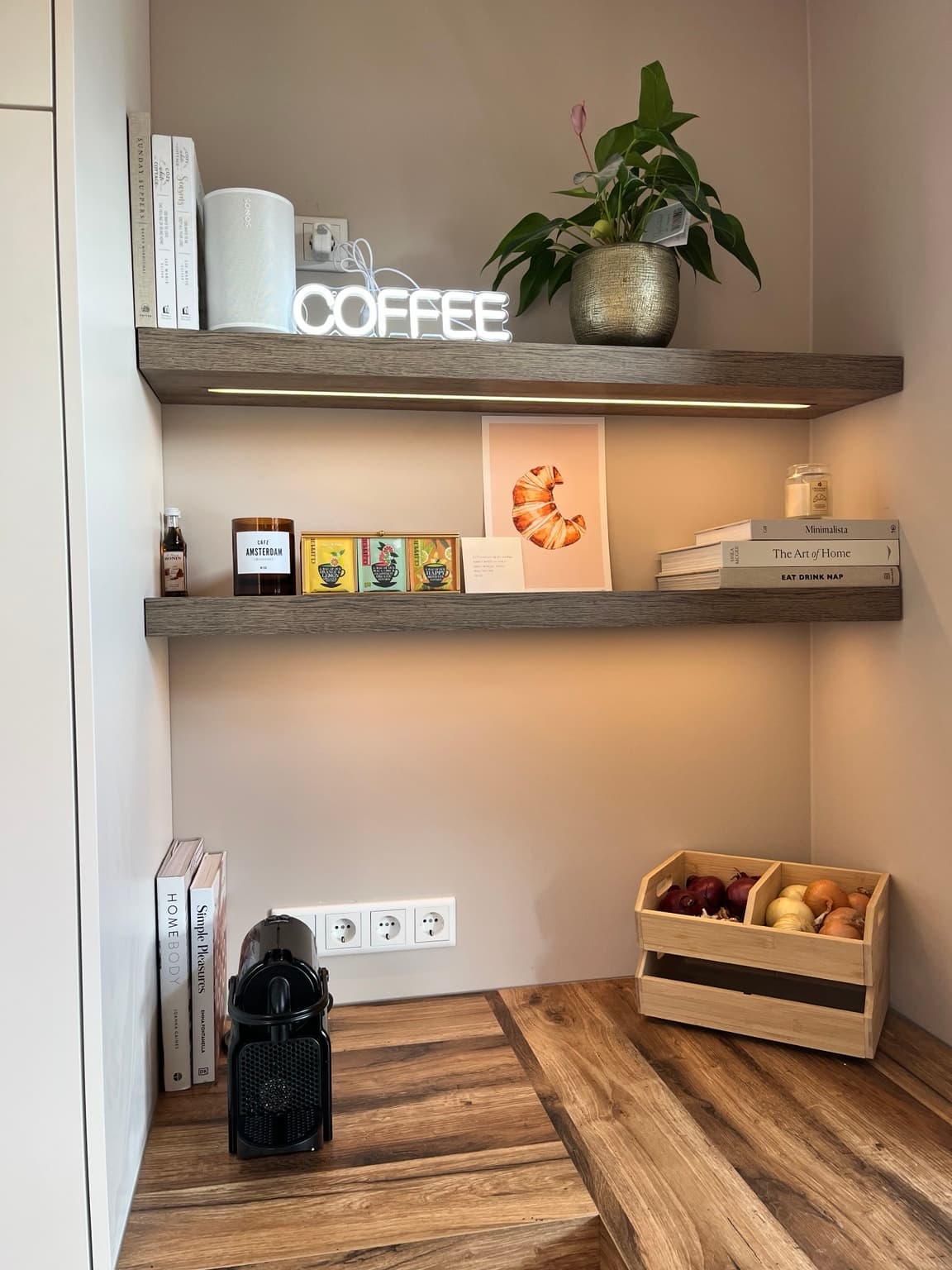 Finished coffee corner with shelves, coffee machine and everyday essentials.