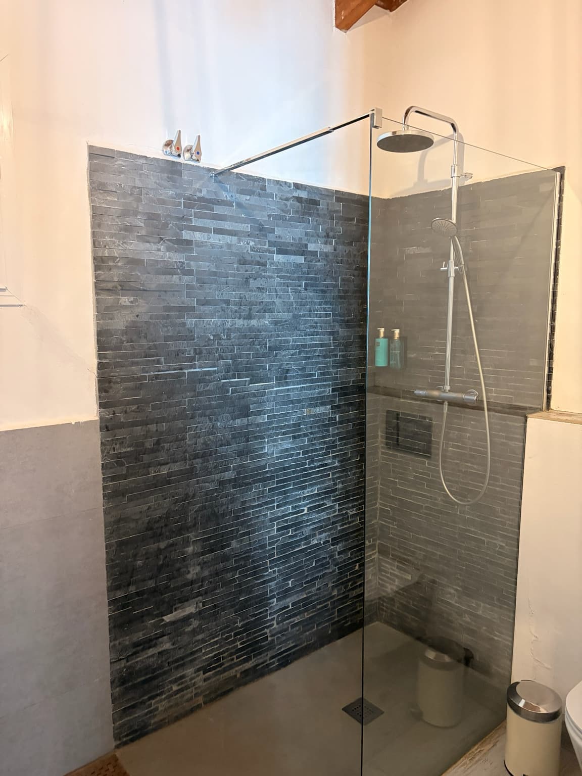 The shower in the room at Casa Baliza