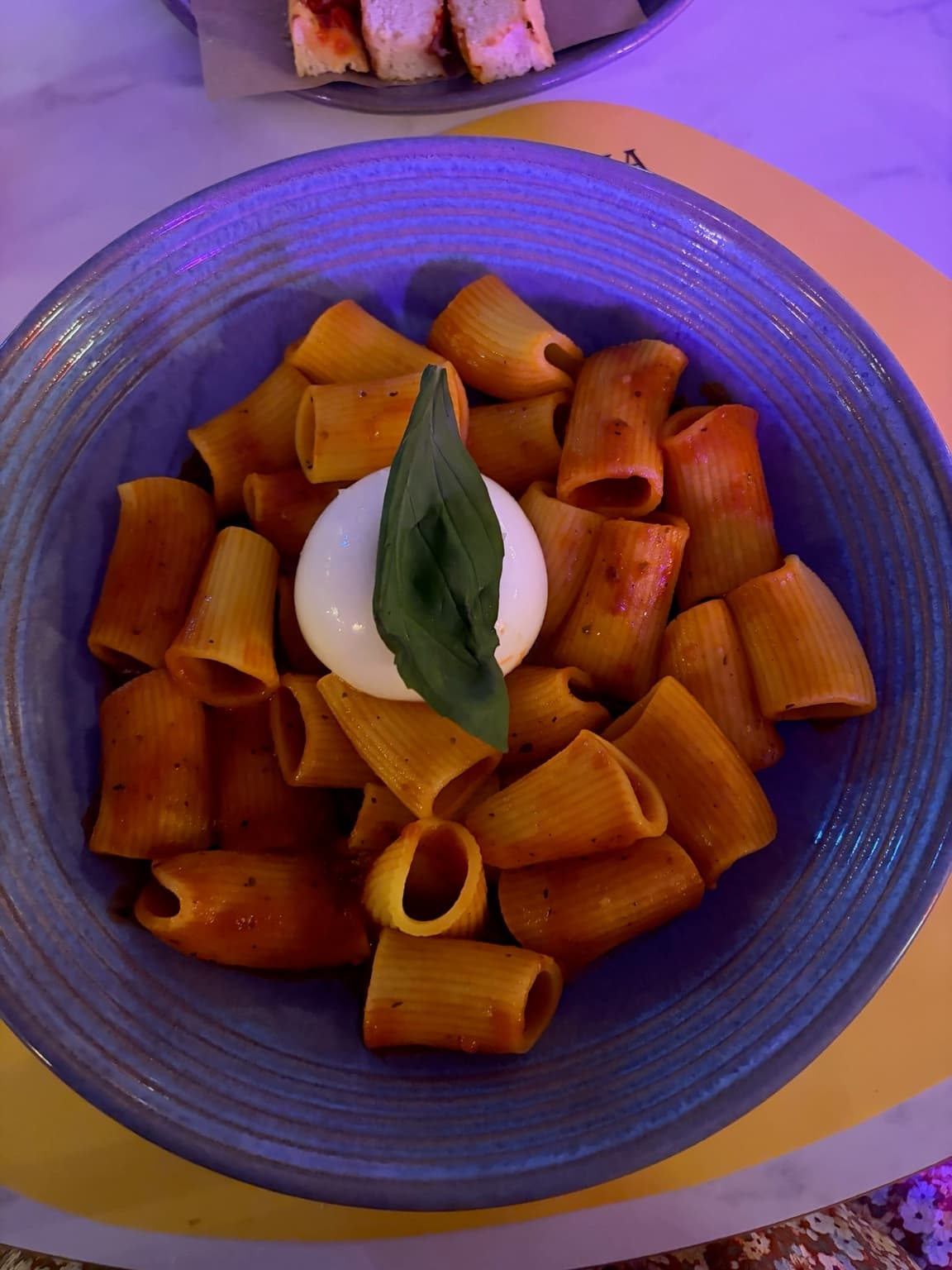 Pasta dish at La Famiglia se sienta a la mesa