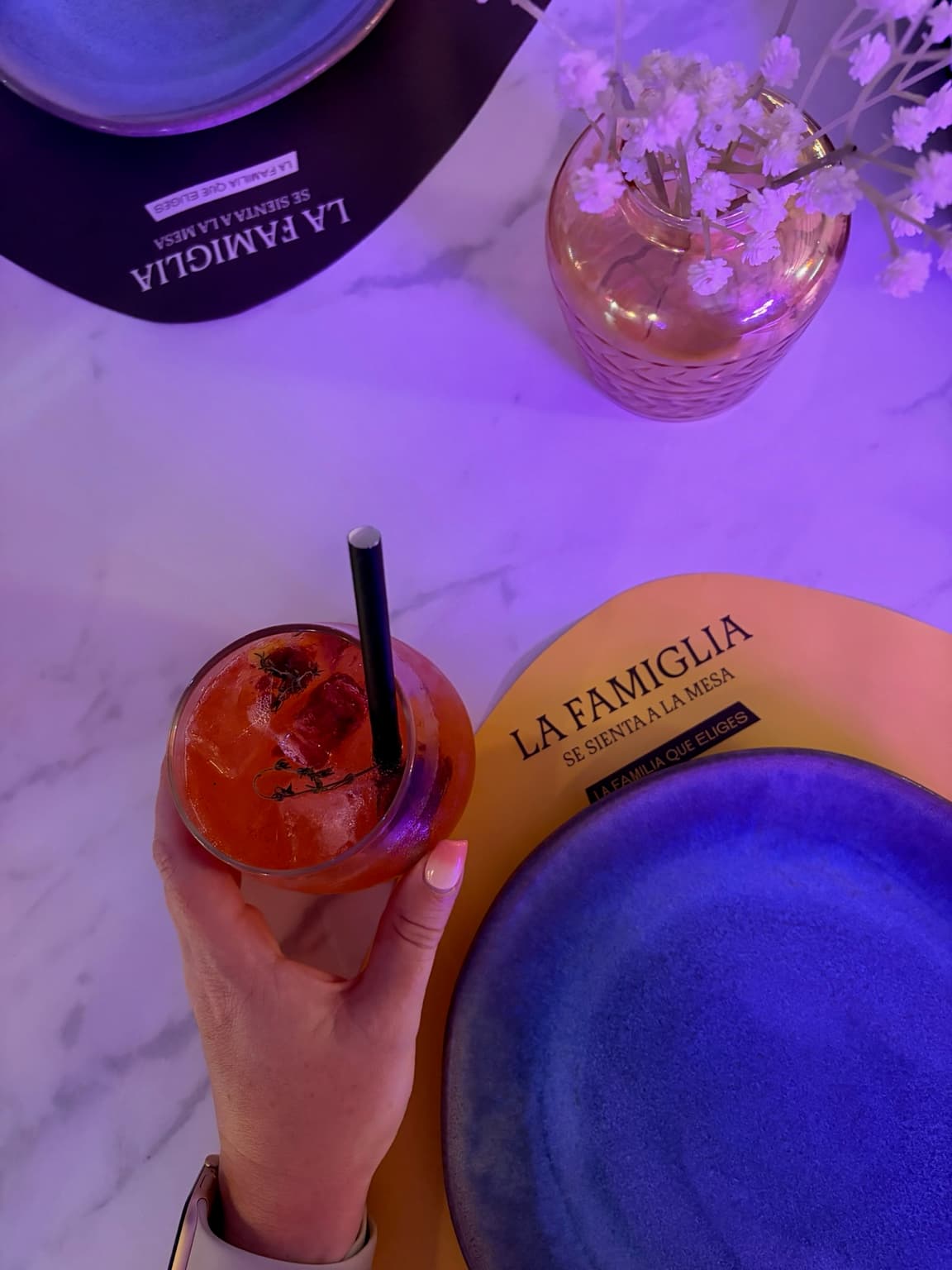 Table setting and drinks at La Famiglia se sienta a la mesa