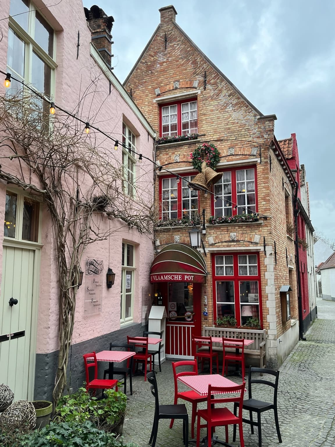 Traditional exterior of restaurant De Vlaamsche Pot in Bruges