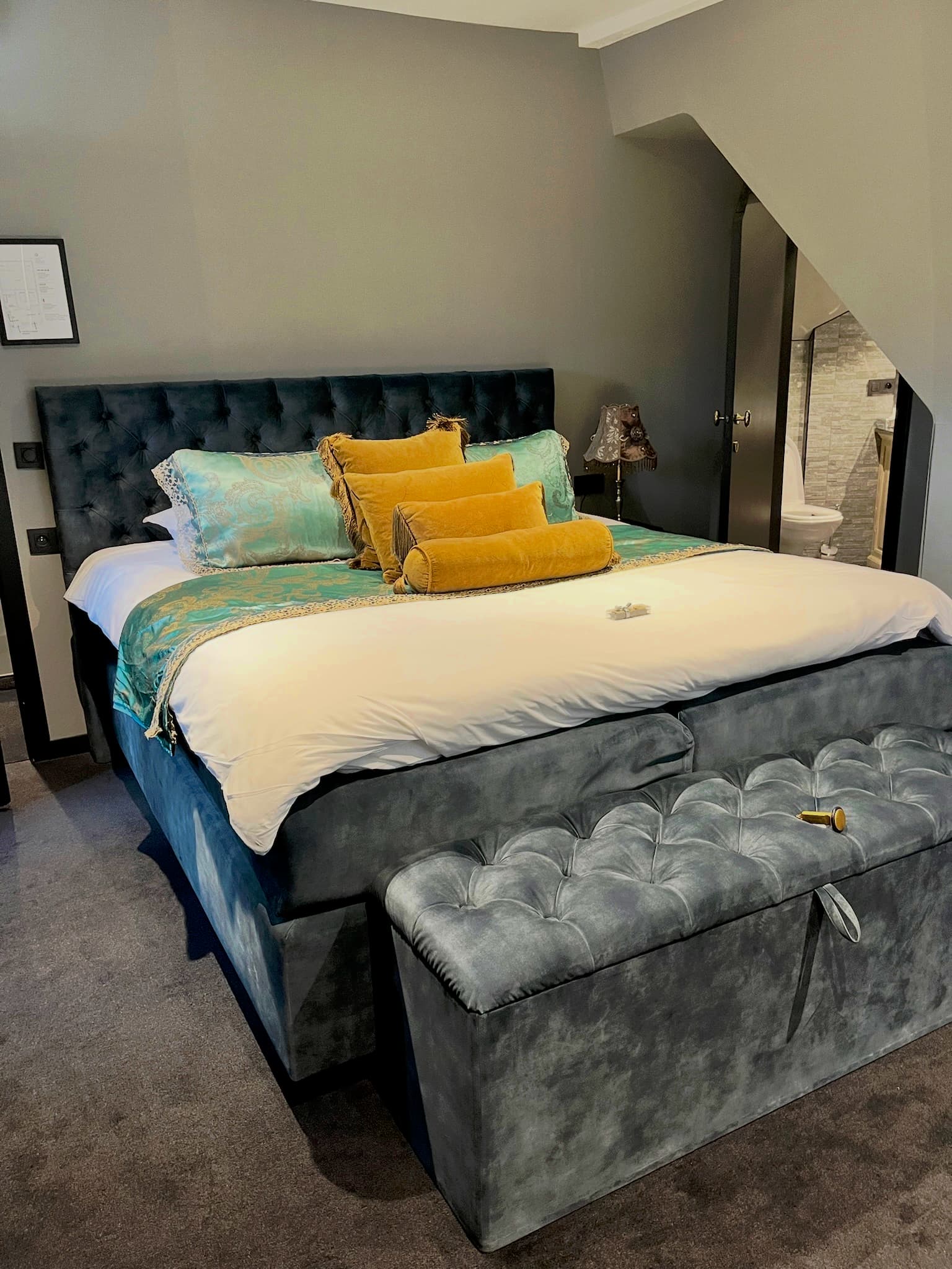 Romantic bedroom with a velvet bed at Hotel De Orangerie in Bruges