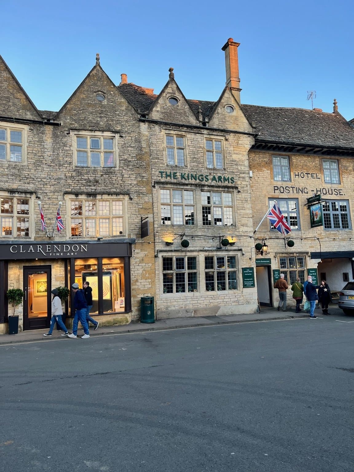 Stone frontage of The Kings Arms on Market Square in Stow-on-the-Wold